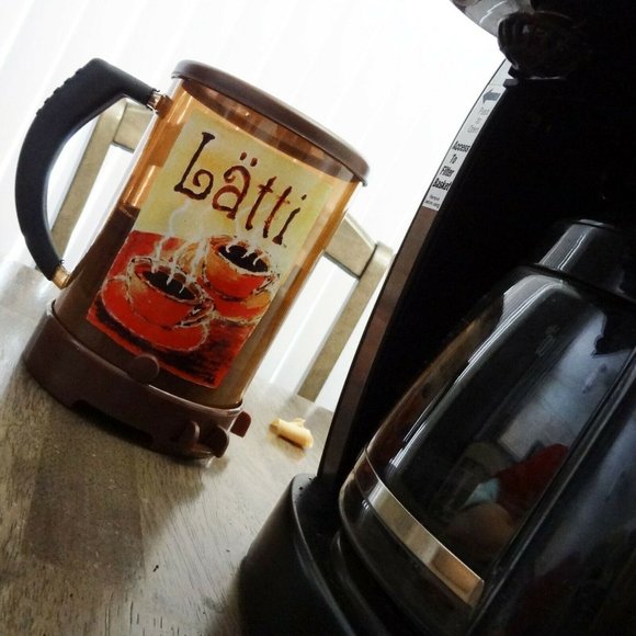 Latti Air-Tight Metering Coffee Dispenser 16oz Canister Keeps Grounds Fresh - Picture 8 of 10